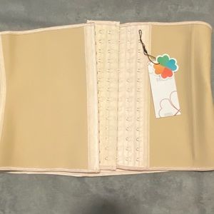 Beige waist Trainer